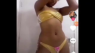 Morenasa rica en bikini